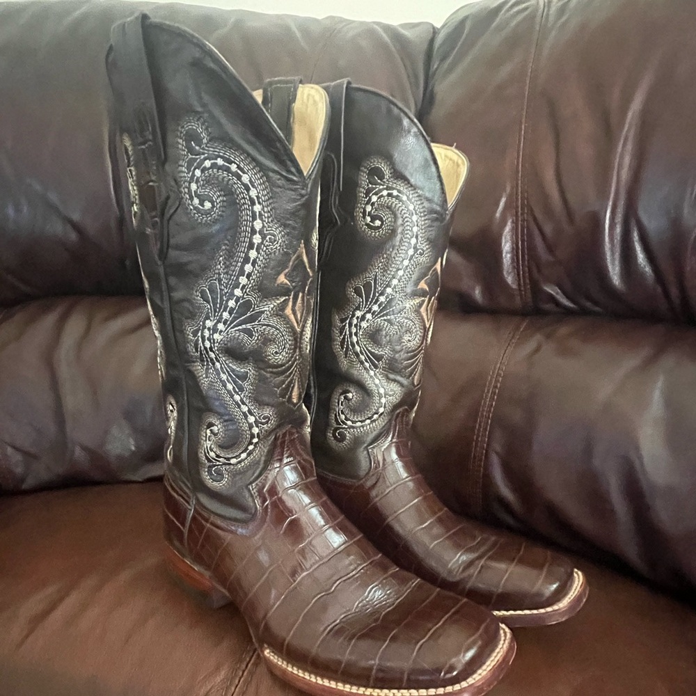Ladies size 9 boot
